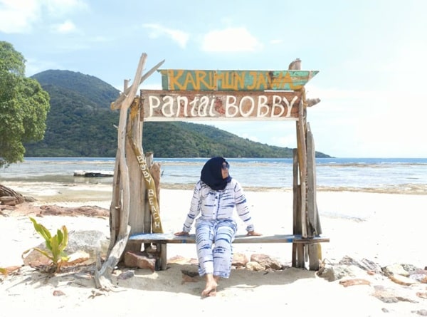 Pantai Bobby Karimunjawa — pantai pasir putih lembut di Karimunjawa