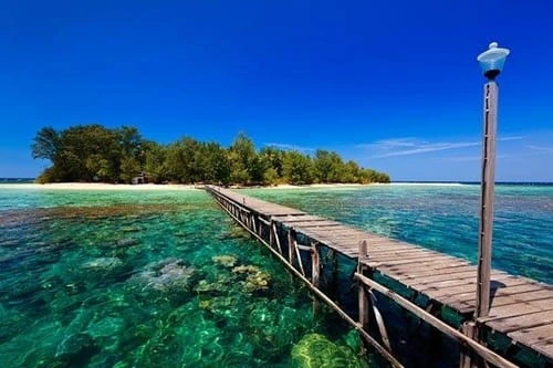 Laut Biru Jernih yang Membentang Luas