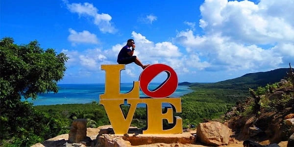Bukit Love Karimunjawa dengan tulisan LOVE dan panorama laut biru