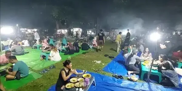 alun-alun Karimunjawa saat malam hari